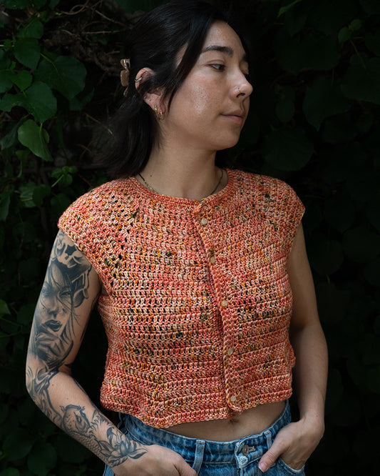 erin wearing a short sleeve raglan top made with the charlie cardi pattern