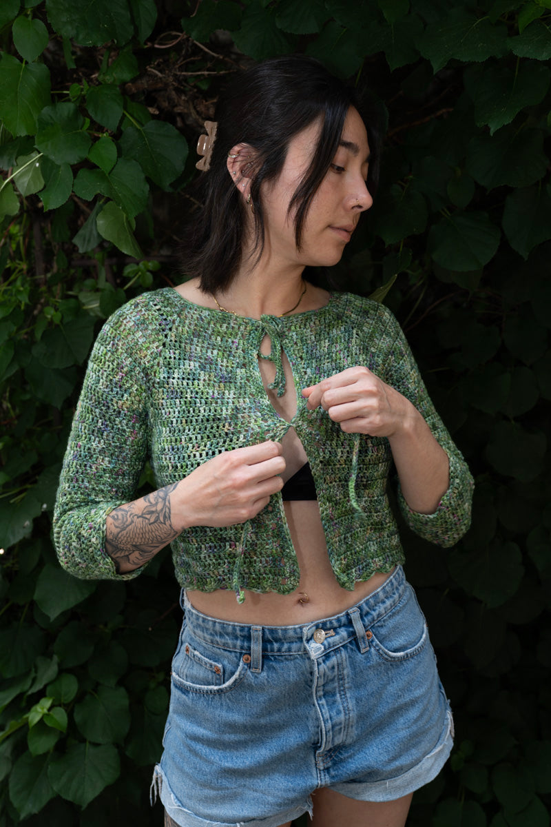 erin wearing a tie front top made with the charlie cardi pattern