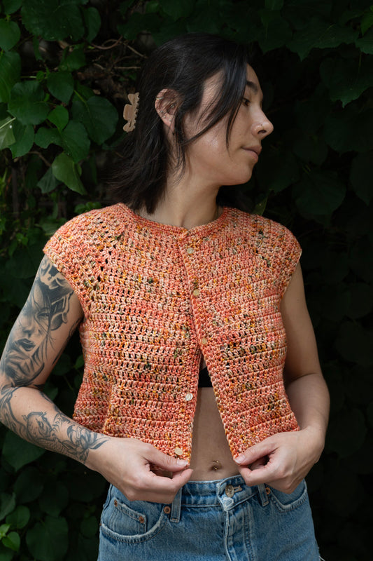 erin wearing a short sleeve raglan top made with the charlie cardi pattern