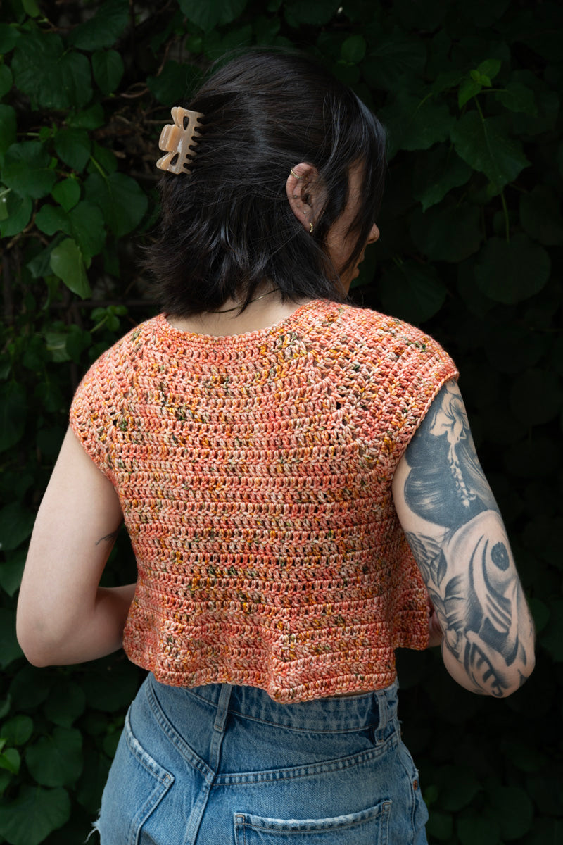 erin wearing a short sleeve raglan top made with the charlie cardi pattern